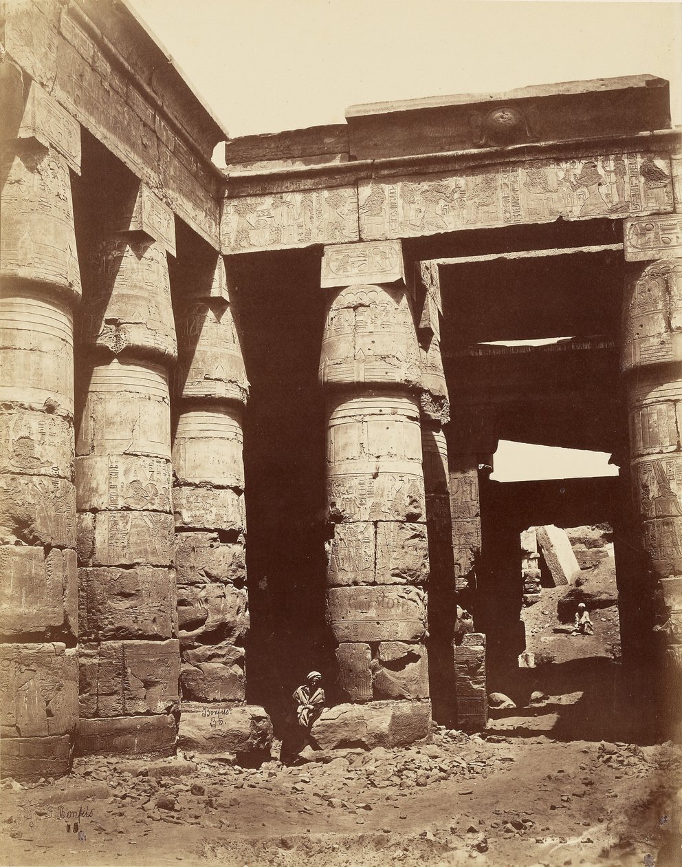 Interieur van de eerste binnenplaats van de tempel van Ramses III in Karnak [Thebe] door Félix Bonfils