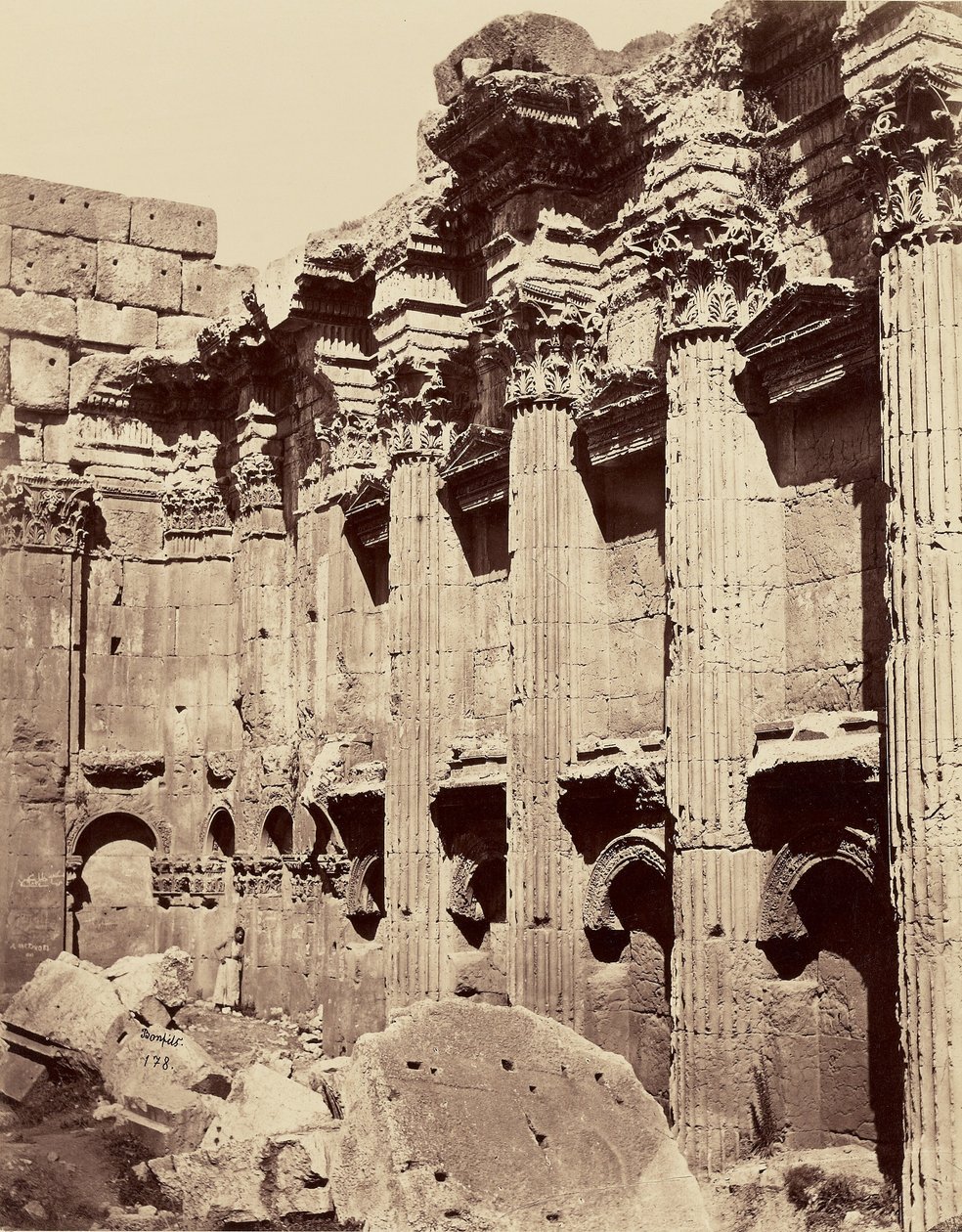 Interieur van de tempel van Jupiter - Baalbek door Félix Bonfils