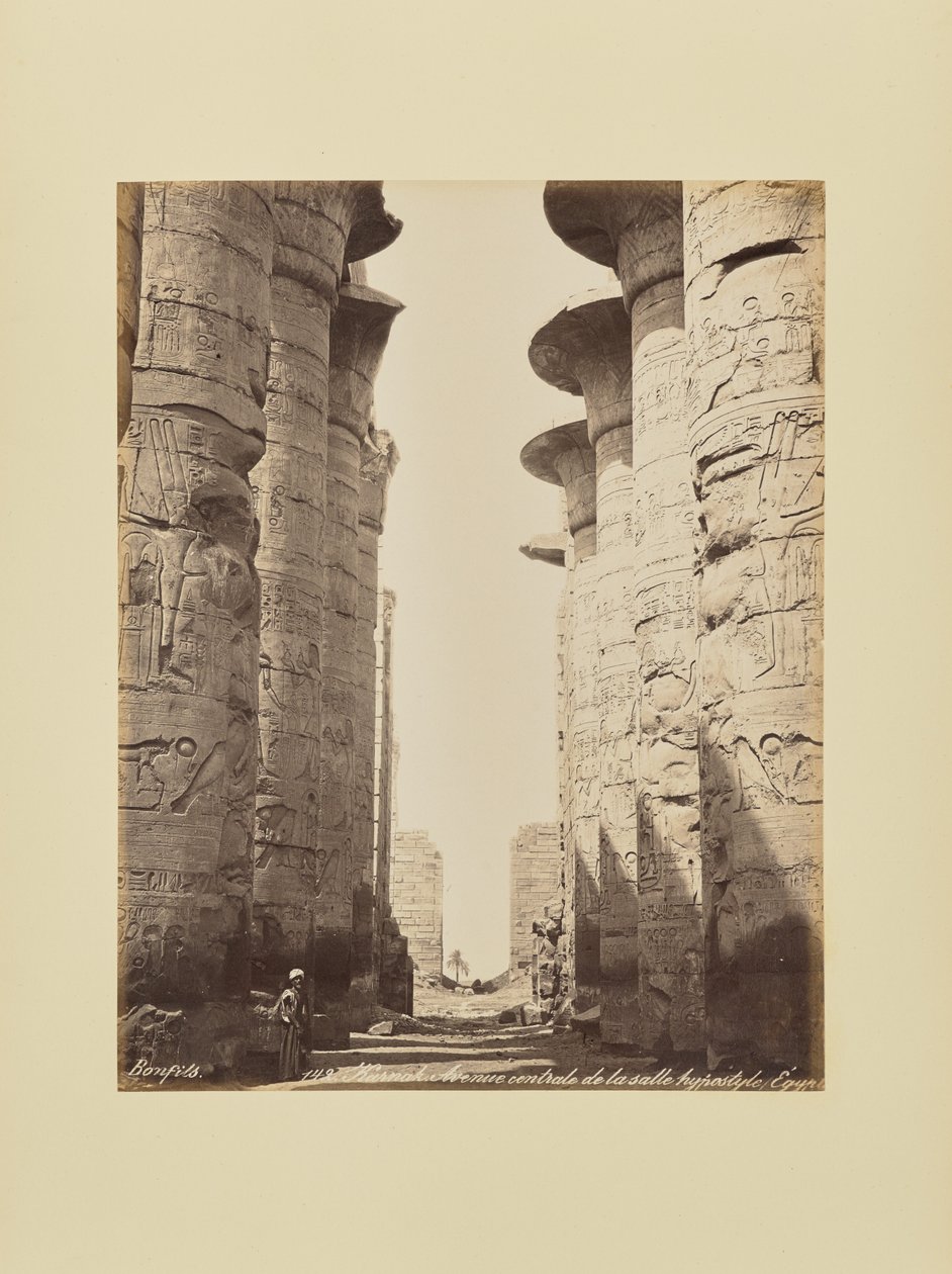 Karnak. Centrale laan van de hypostyle zaal, Egypte door Félix Bonfils