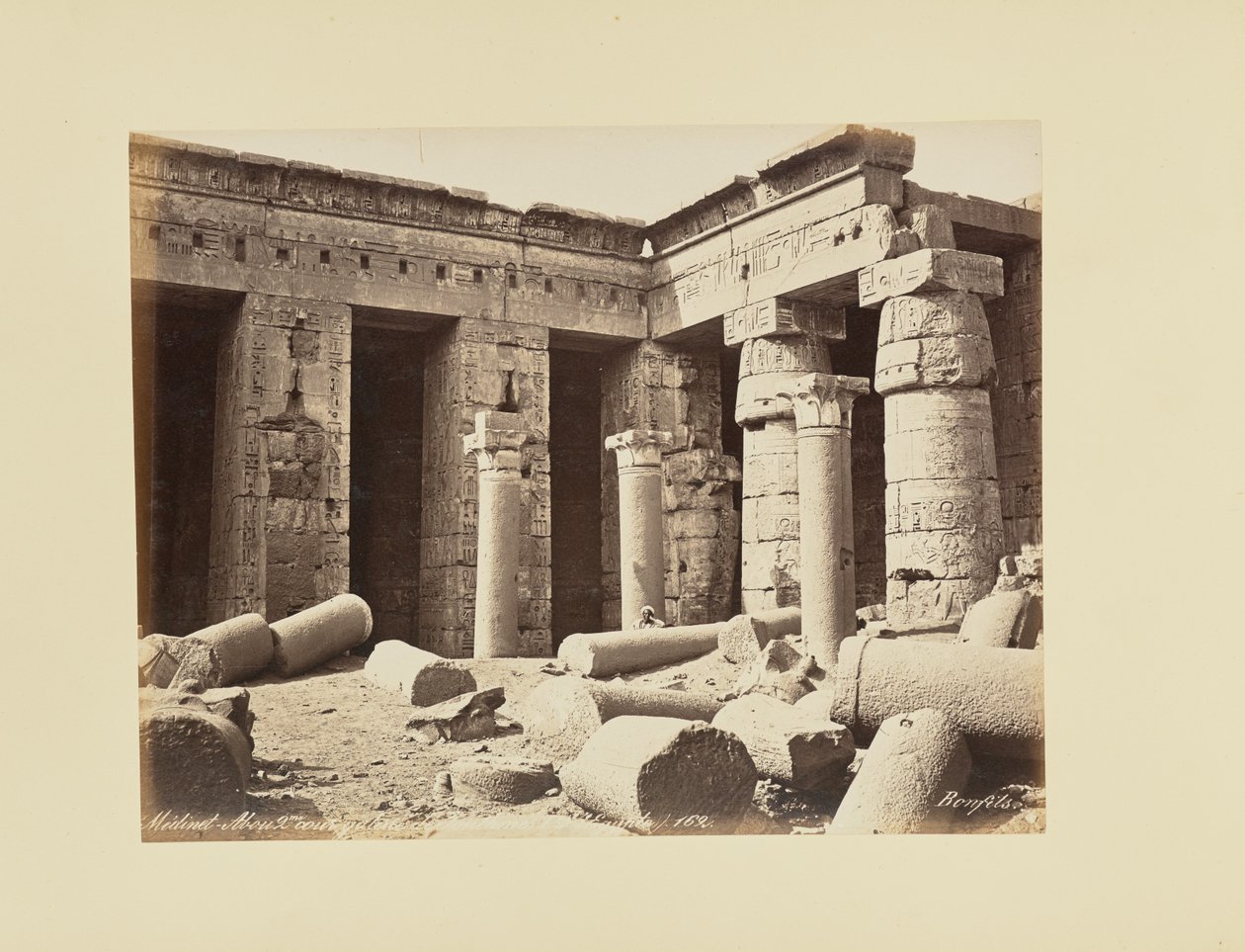 Medinet Habu, tweede binnenplaats, galerij van Thoetmosis I (Egypte) door Félix Bonfils