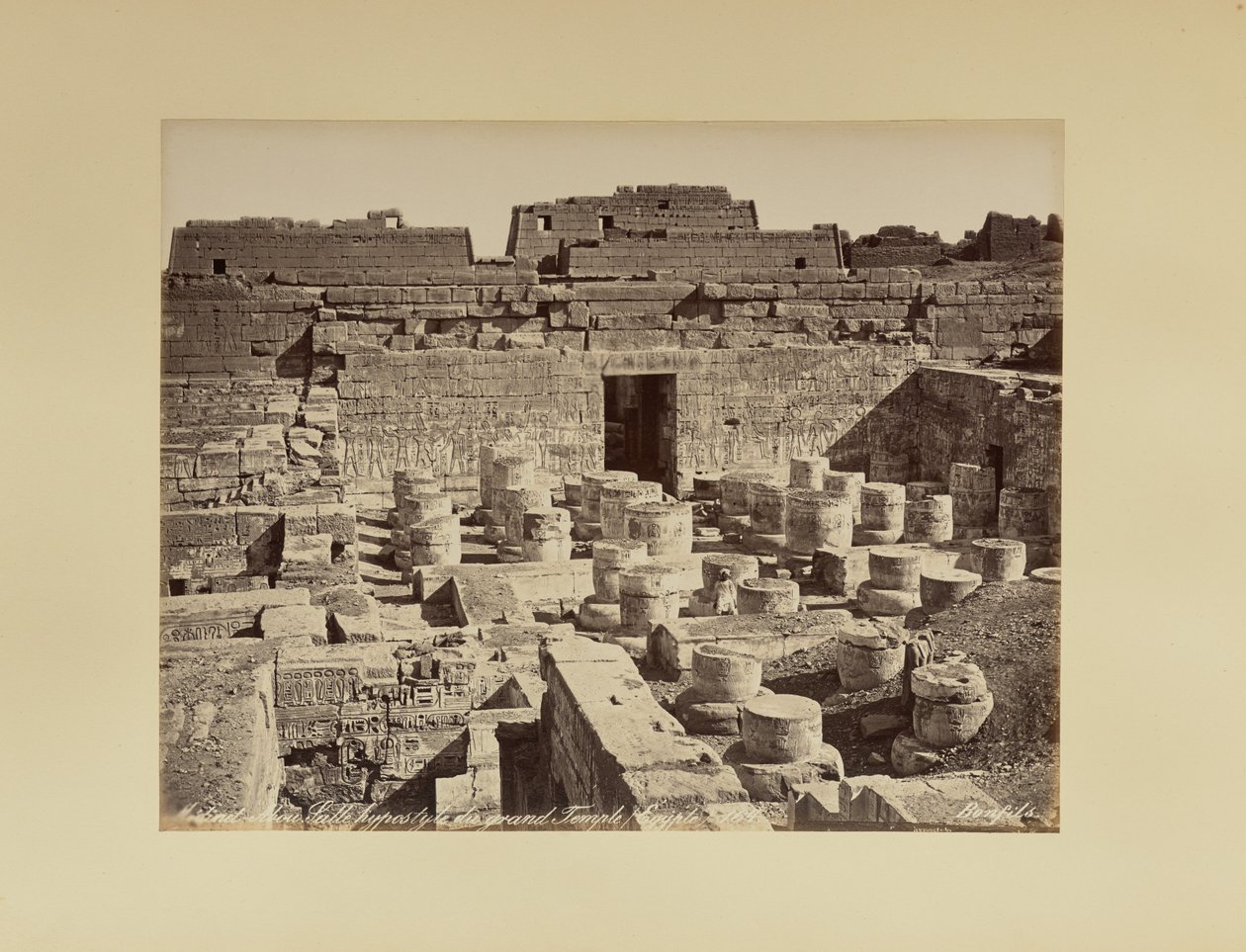 Medinet Abu. Hypostylezaal van de grote tempel (Egypte) door Félix Bonfils