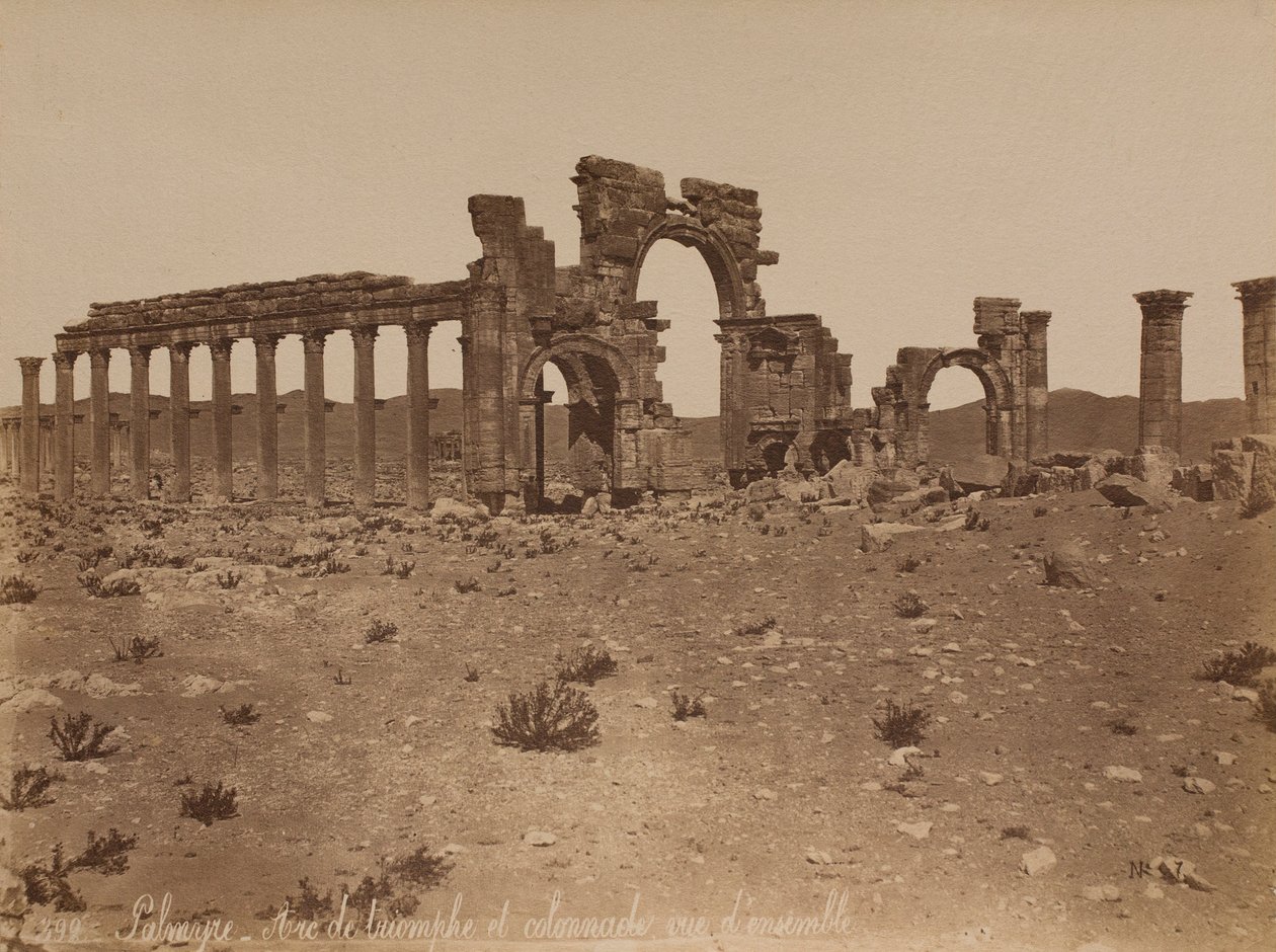 Palmyra: overzicht van de triomfboog en de zuilengalerij door Félix Bonfils