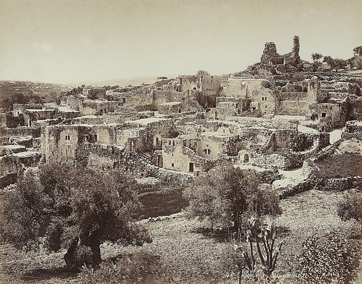 Panoramisch uitzicht op Betania, de oude naam van een klein dorpje aan de oostkant van de Olijfberg, op de weg van Jeruzalem naar Jericho door Félix Bonfils