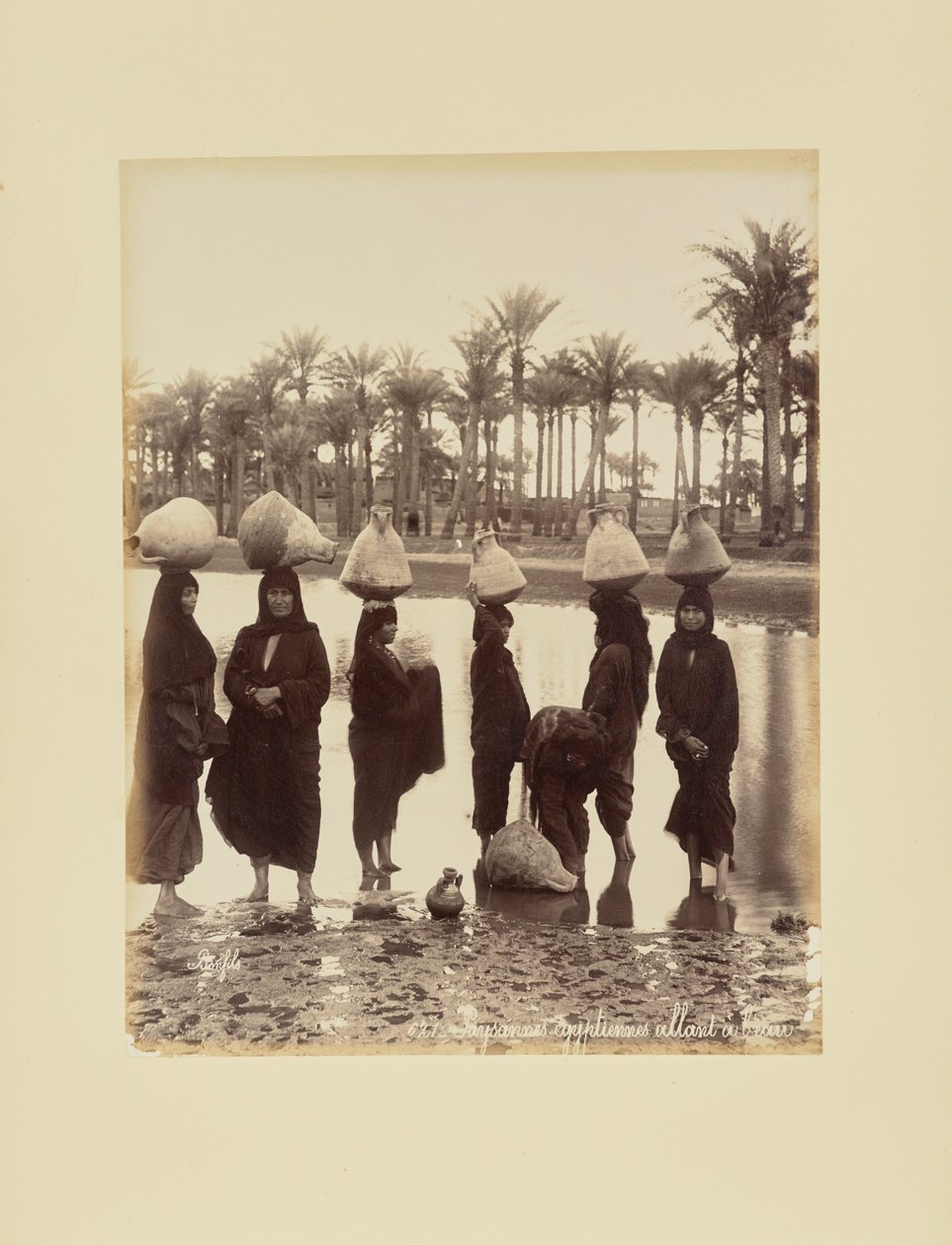 Egyptische boerinnen [sic] op weg om water te halen door Félix Bonfils