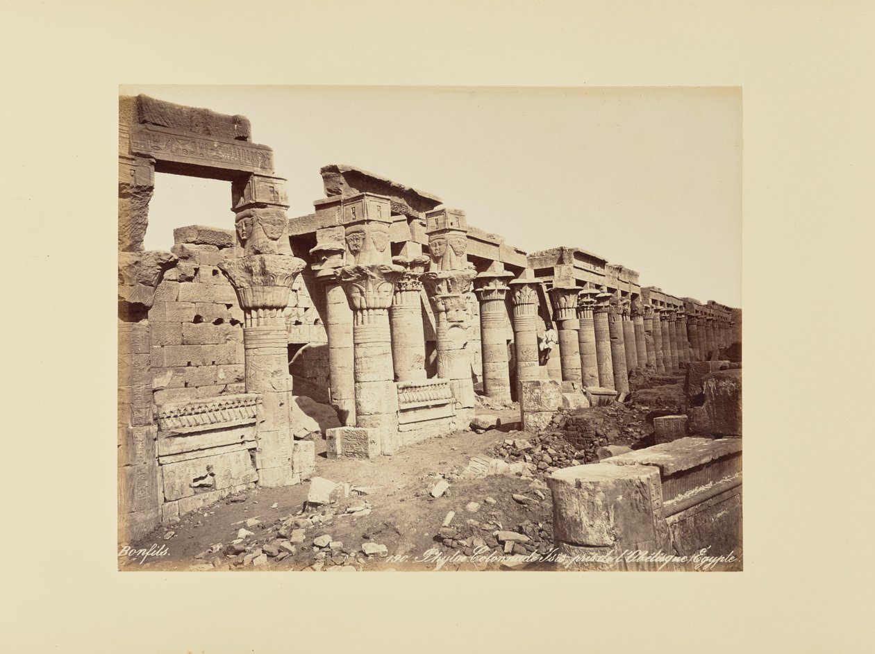 Philae. Zuilengang van Isis, genomen vanaf de obelisk (Egypte) door Félix Bonfils