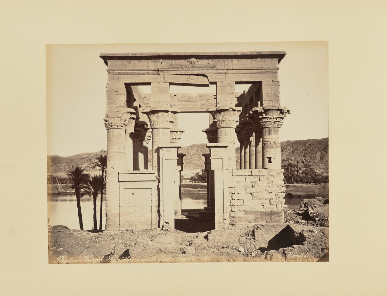 Philae. Hypaethrale tempel, vooraanzicht, Egypte door Félix Bonfils