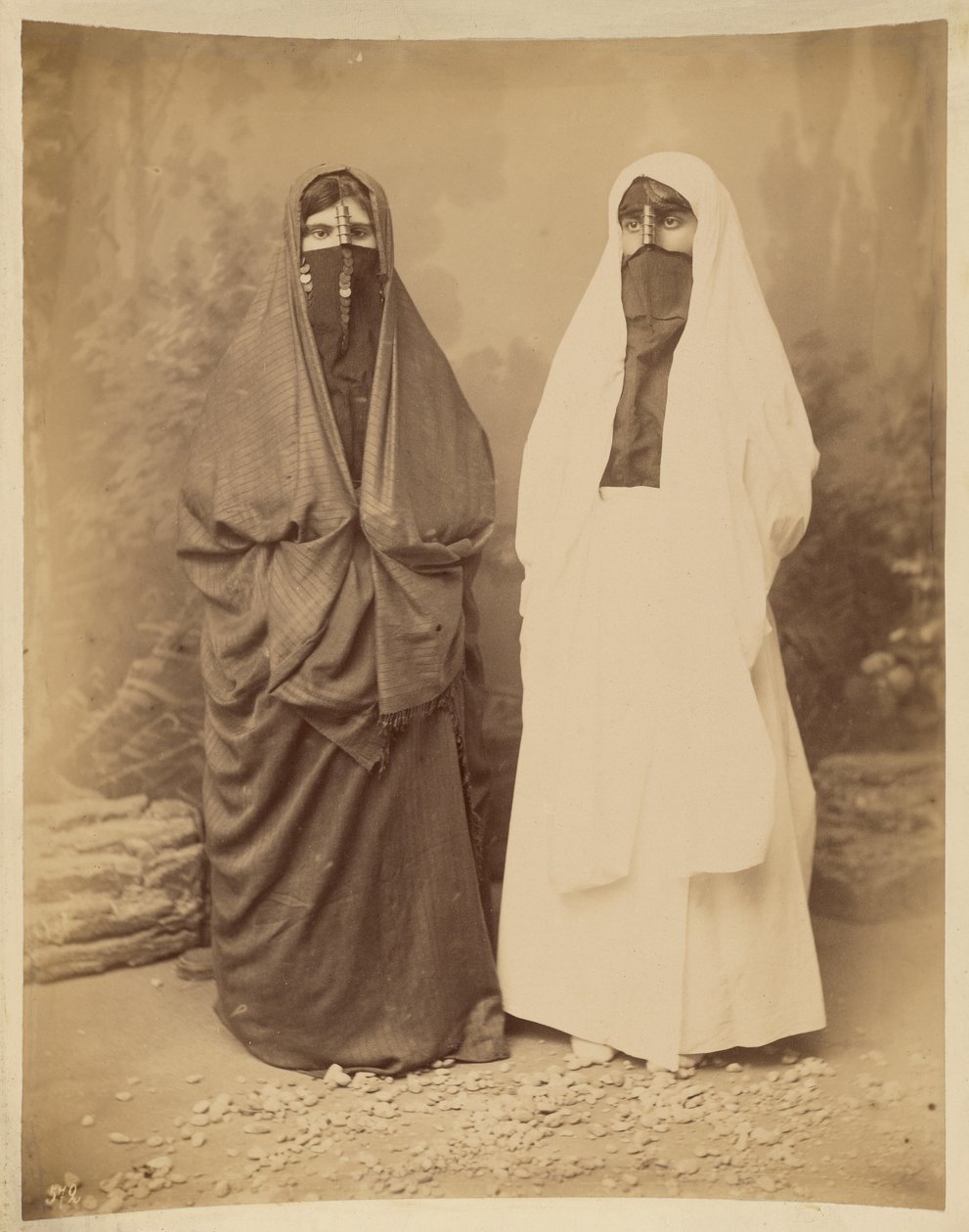 [Portret van twee vrouwen in Midden-Oosterse kleding] door Félix Bonfils