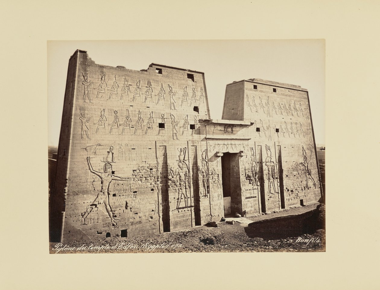 Pyloon van de tempel van Edfu (Egypte) door Félix Bonfils