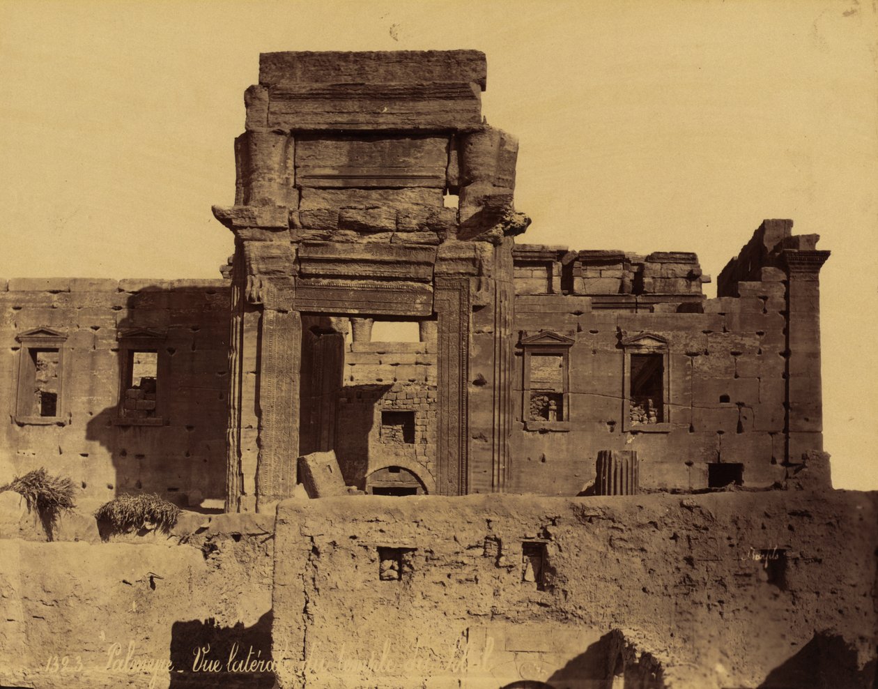 Resten van de tempel van de zon in Palmyra, Syrië door Félix Bonfils