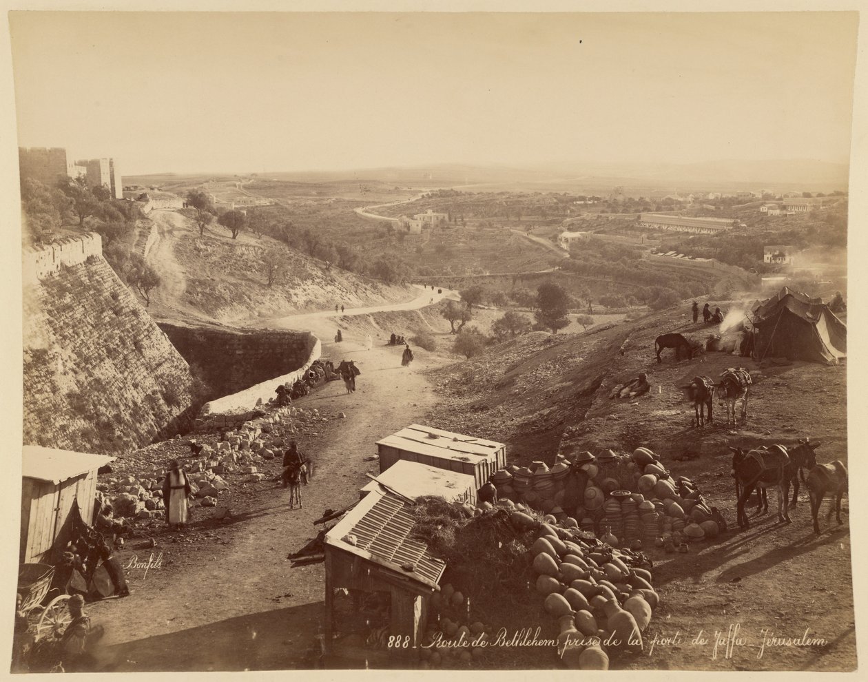 Weg naar Bethlehem, foto genomen bij de Jaffapoort, Jeruzalem door Félix Bonfils