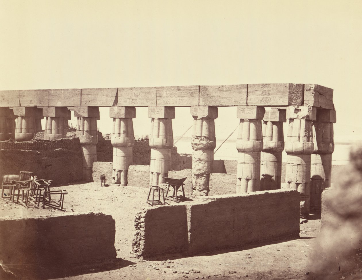 Tempel van Luxor. Algemeen aanzicht van de middelste zuilengalerijen [Thebe] door Félix Bonfils
