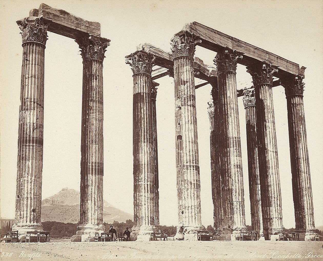Het Olympeion, of Tempel van de Olympische Zeus, op de Akropolis, Athene door Félix Bonfils