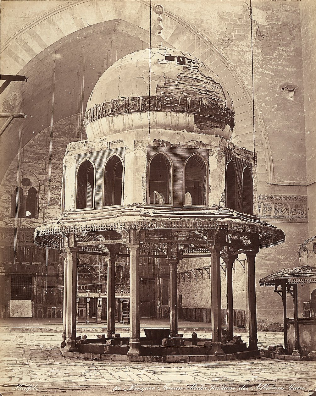 De fontein van de ablutie, in de moskee van Sultan Hassan, in Caïro, Egypte door Félix Bonfils