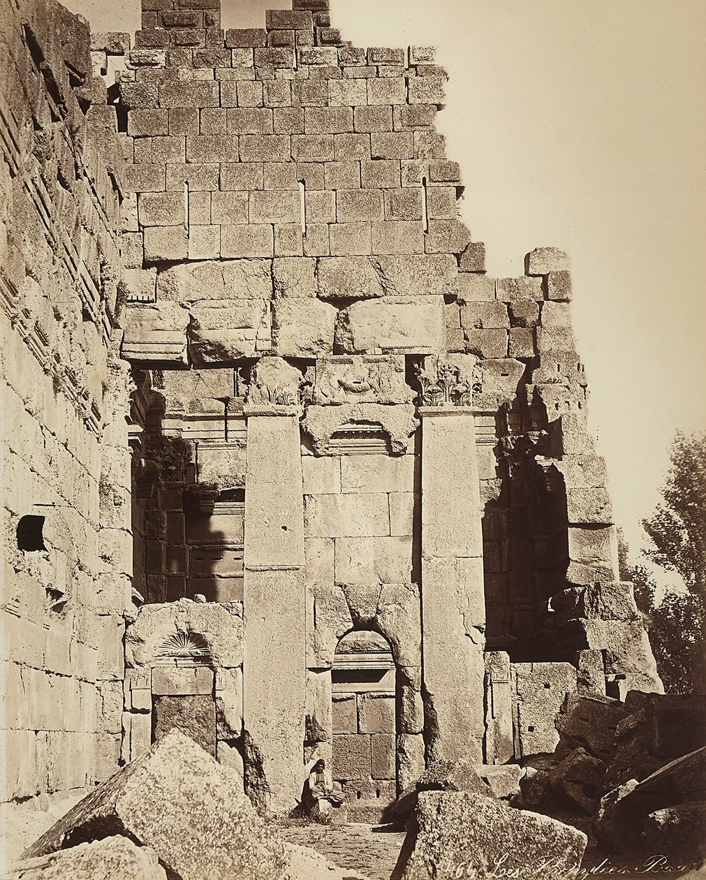 De propyleeën van de Tempel van Jupiter of de Tempel van de Zon, in de archeologische zone van Heliopolis of Baalbek, oude Syrische stad, nu Libanon door Félix Bonfils