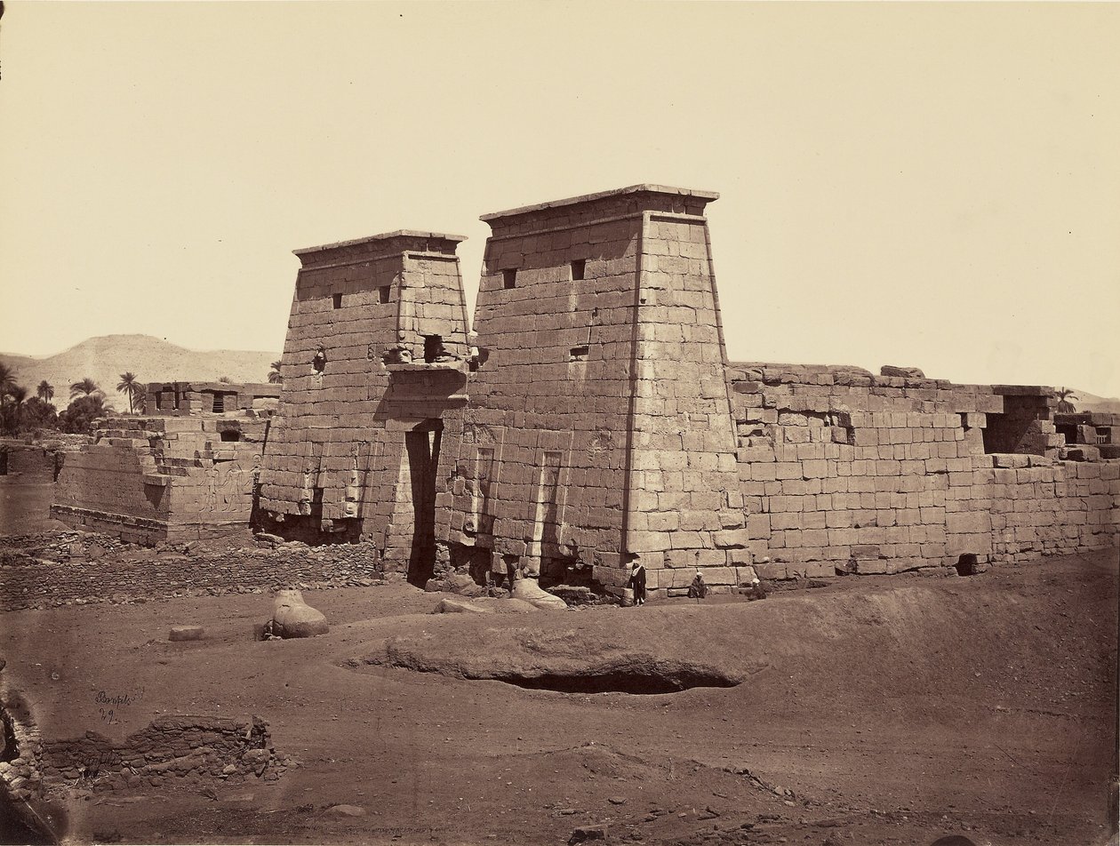 Algemeen gezicht op de tempel van Ramses III, Karnak, Thebe door Félix Bonfils