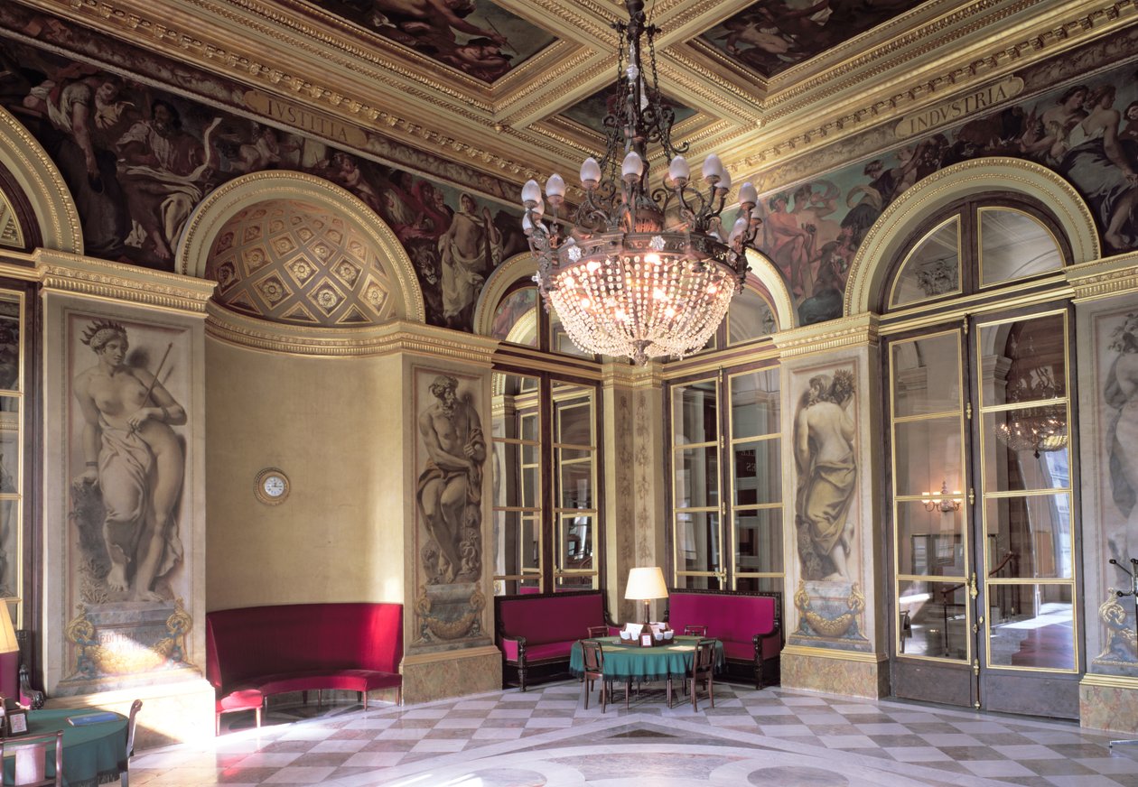 Uitzicht op de voorzaal met allegorische voorstellingen van 