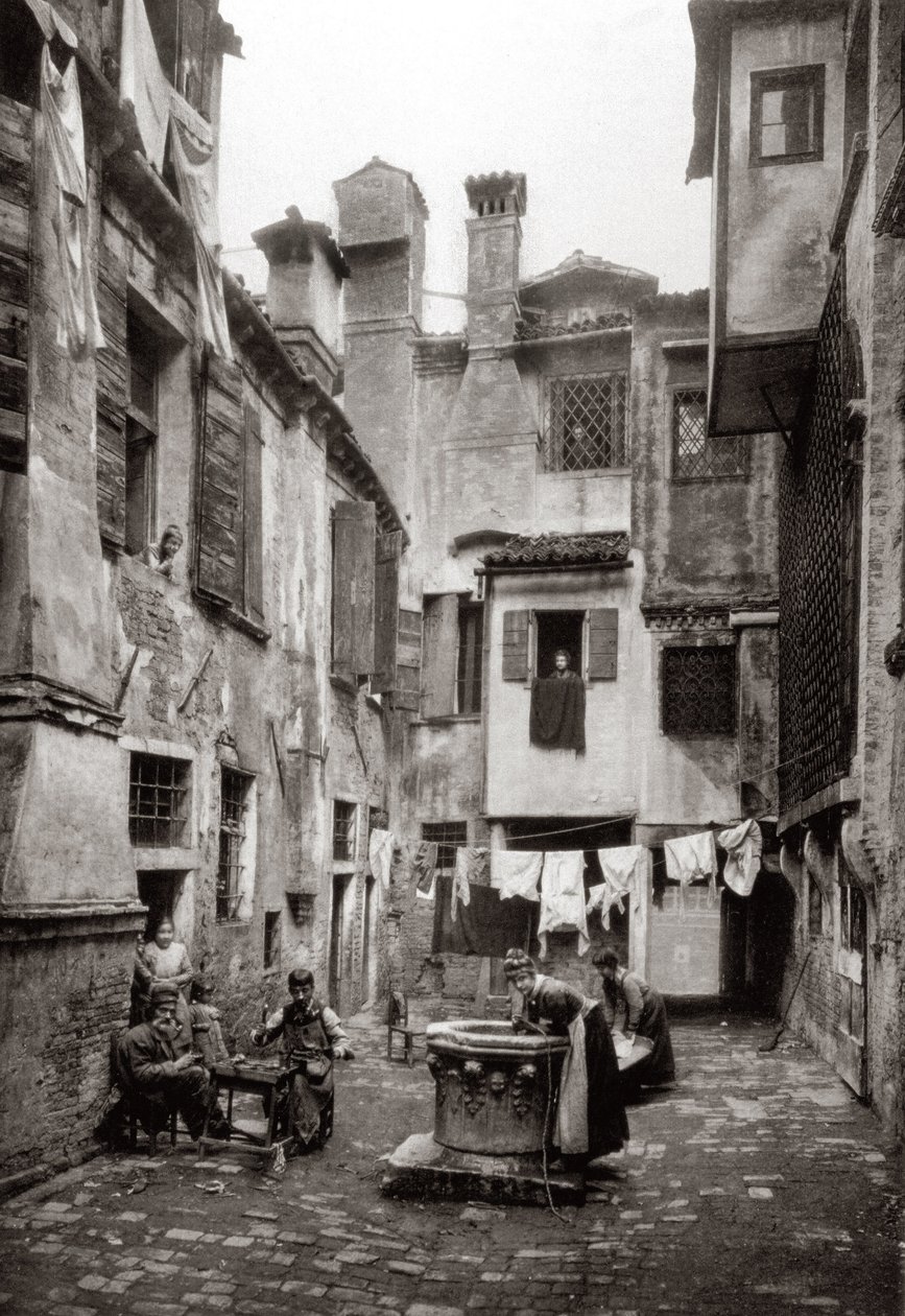 Een binnenplaats omringd door gebouwen in Venetië, c.1880 door Ferdinando Ongania