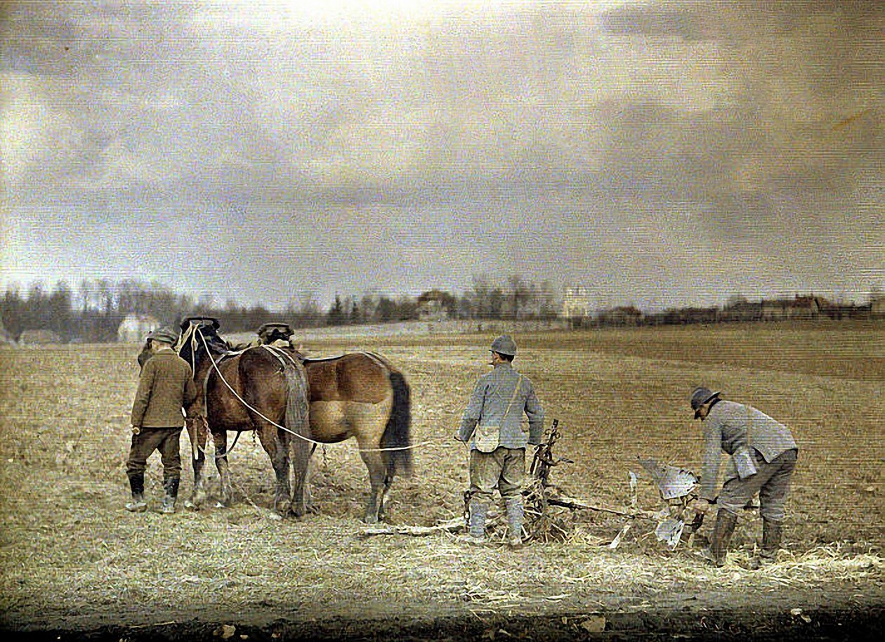 Een boer en twee Franse soldaten ploegen met twee paarden, Marne, Frankrijk, 1917 door Fernand Cuville
