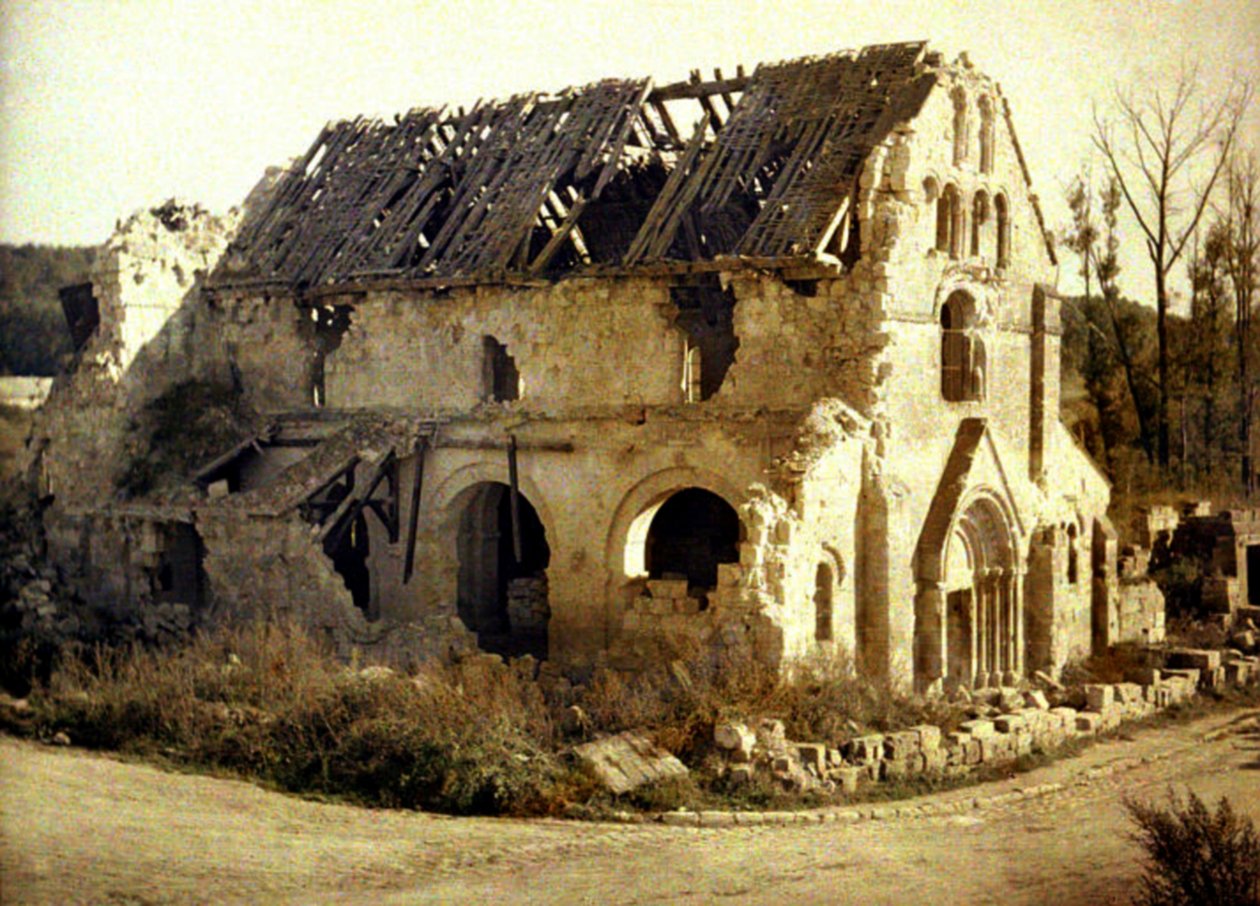 Kerk beschadigd door artillerievuur, Tracy-le-Val, Oise, Frankrijk, 1917 door Fernand Cuville