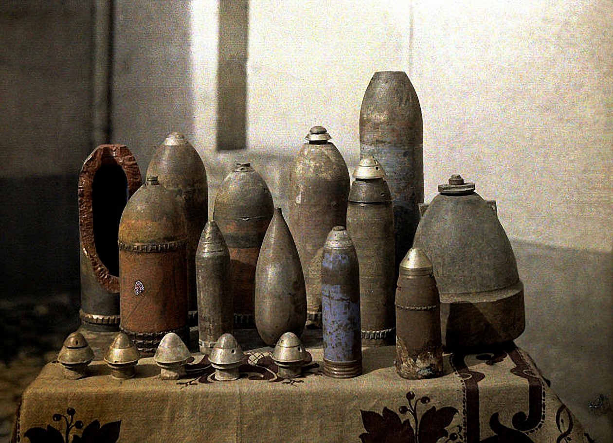 Collectie van niet ontplofte Duitse granaten, Reims, Marne, Frankrijk, 1917 door Fernand Cuville