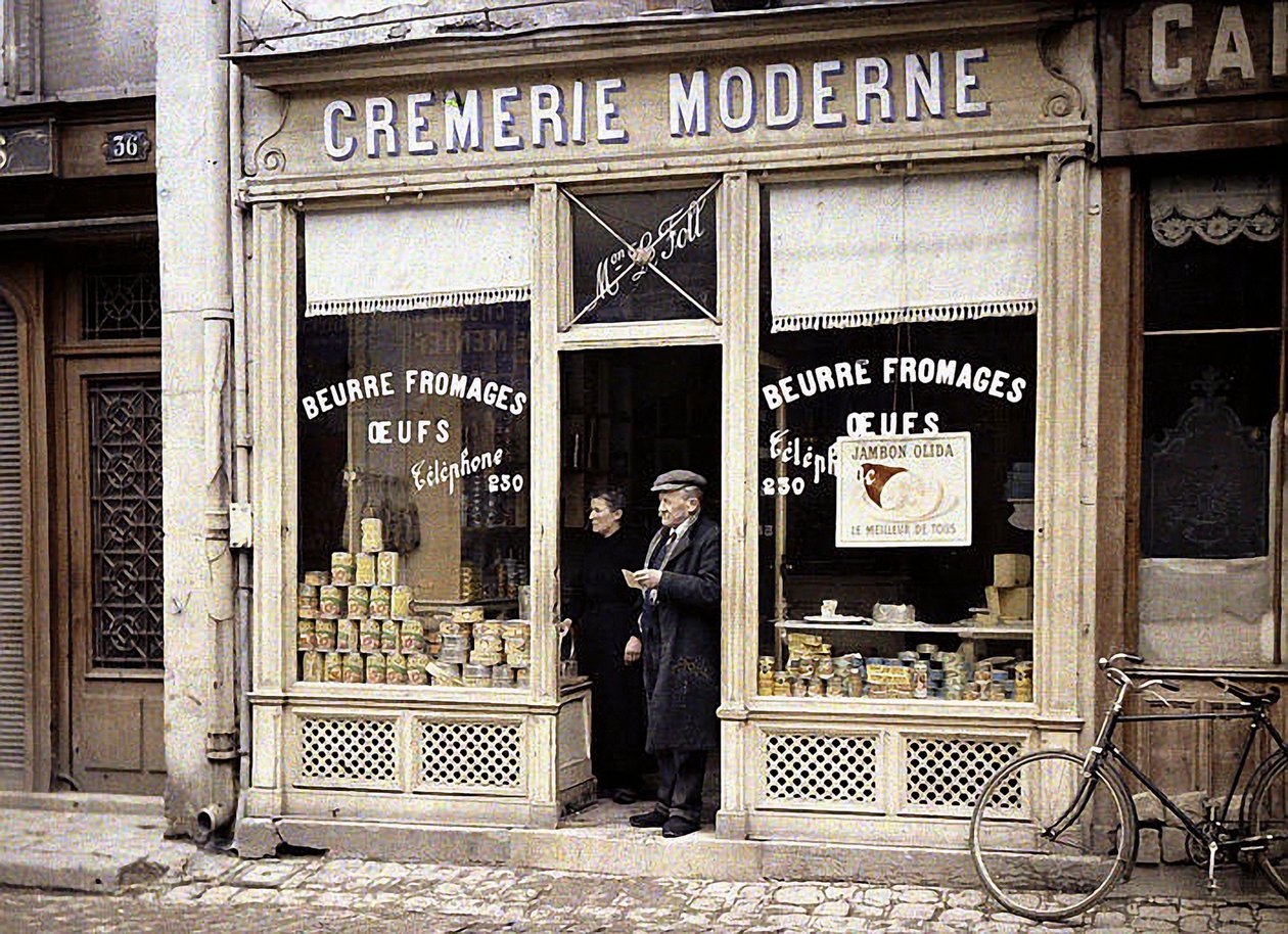 Koppel op de stoep van Le Foll zuivel, Reims, Marne, Frankrijk, 1917 door Fernand Cuville