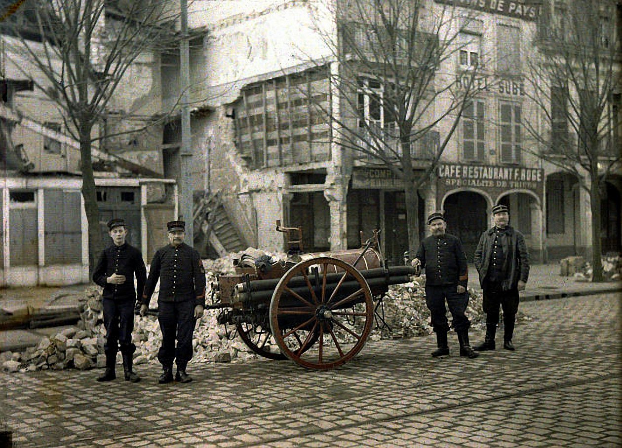 Vier brandweermannen met hun uitrusting, Reims, Marne, Frankrijk, 1917 door Fernand Cuville