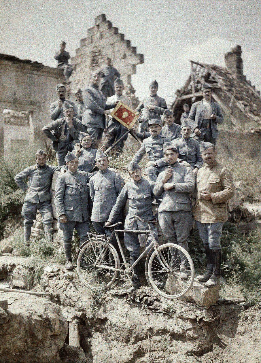 Franse officieren van het 370e Infanterieregiment poseren in de ruïnes na de aanval van Duitse troepen bij de Chemin des Dames nabij Reims tijdens de Eerste Wereldoorlog, Aisne, Frankrijk, 1917 door Fernand Cuville