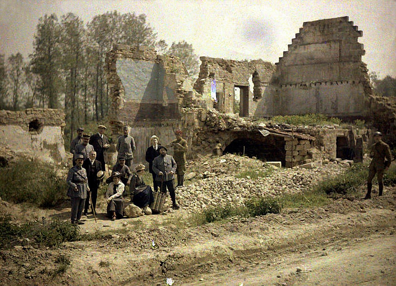 Franse soldaten en acteurs van het fronttheater poseren in de ruïnes, Vauxrezis, Aisne, Frankrijk, 1917 (autochroom) door Fernand Cuville