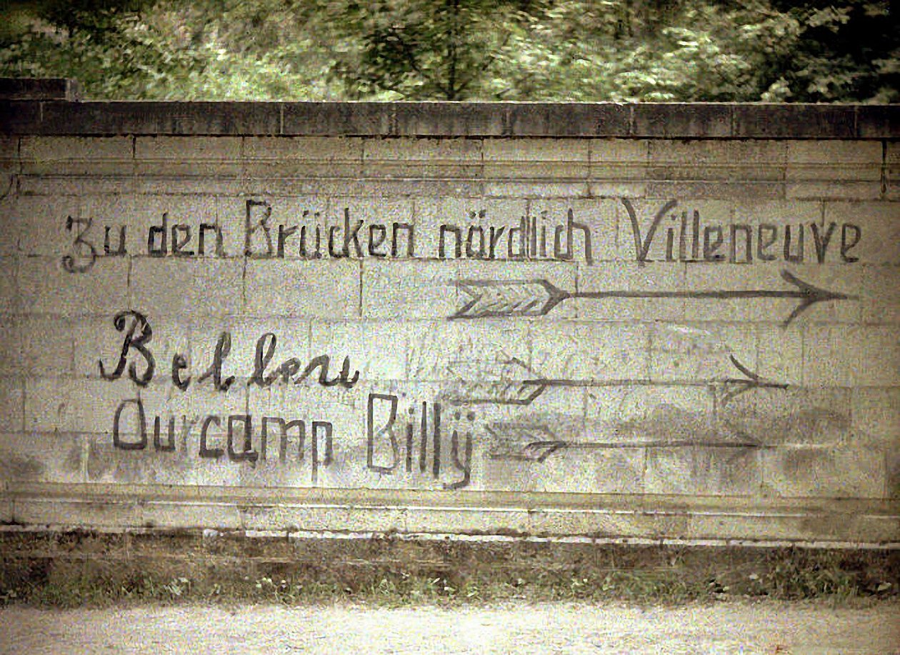Duitse en Engelse inscripties op een muur, Soissons, Aisne, Frankrijk, 1917 door Fernand Cuville