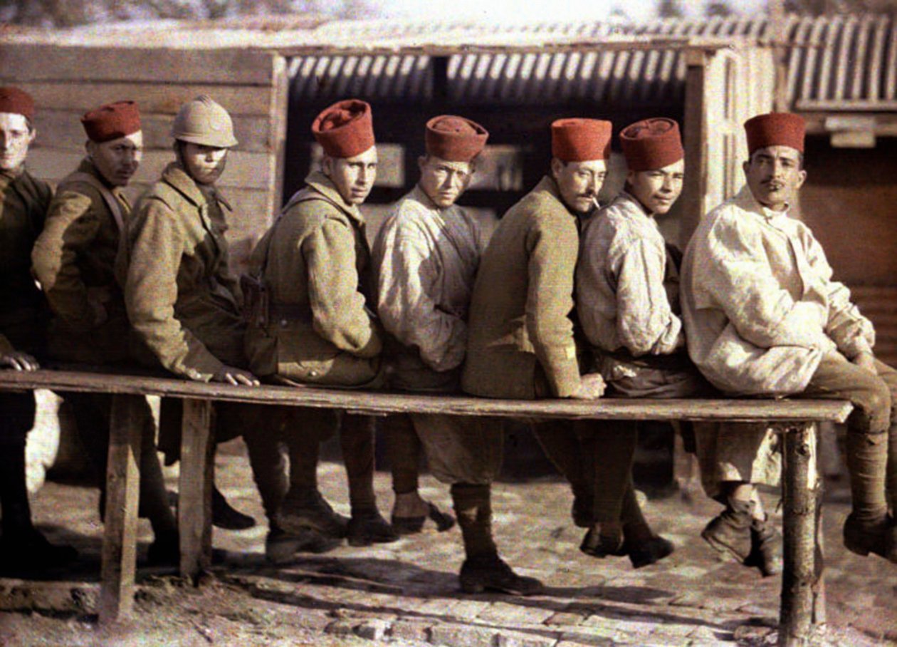 Groep Algerijnse soldaten na de terugtrekking van het Duitse leger, Noyon, Oise, Frankrijk, 1917 door Fernand Cuville
