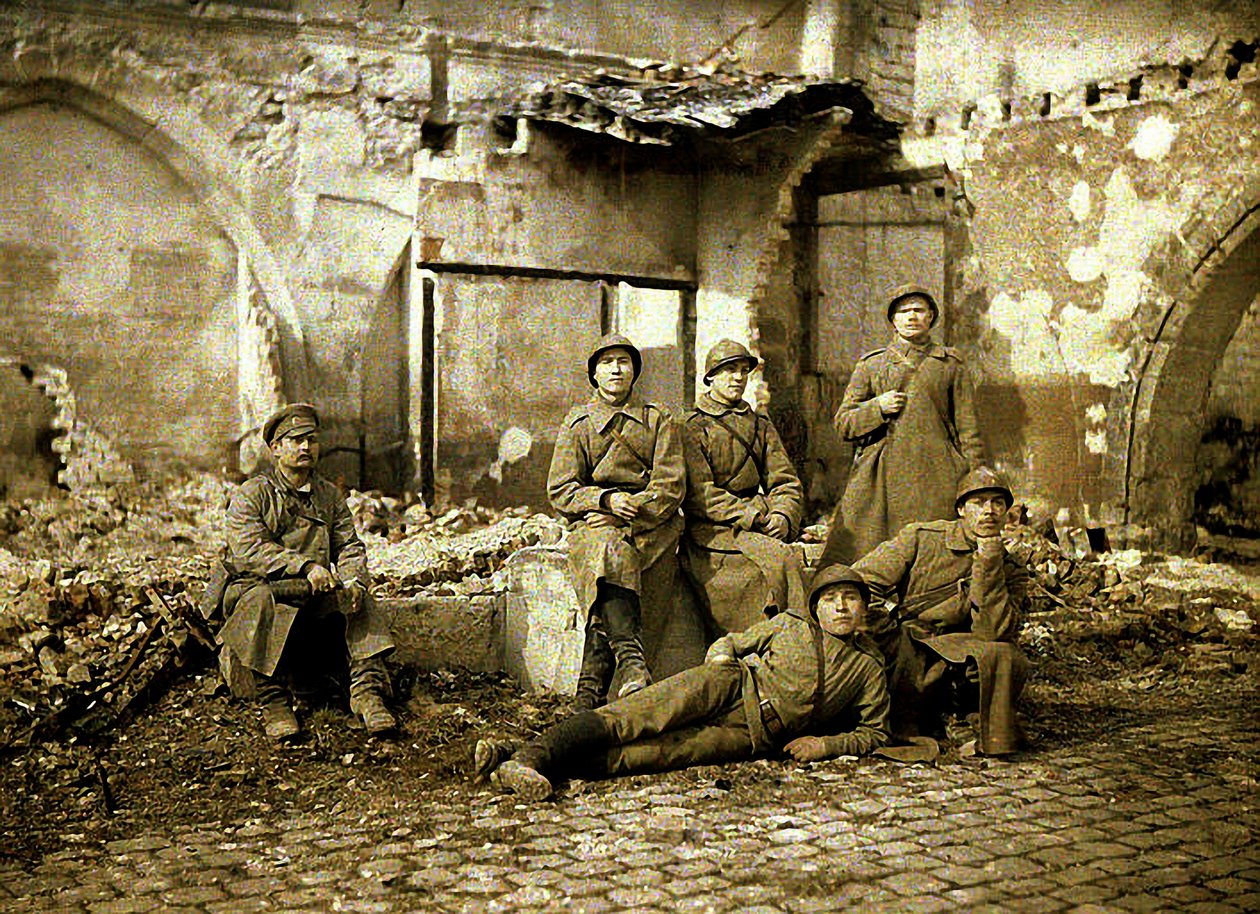 Groep Russische soldaten in de ruïnes, Reims, Marne, Frankrijk, 1917 door Fernand Cuville