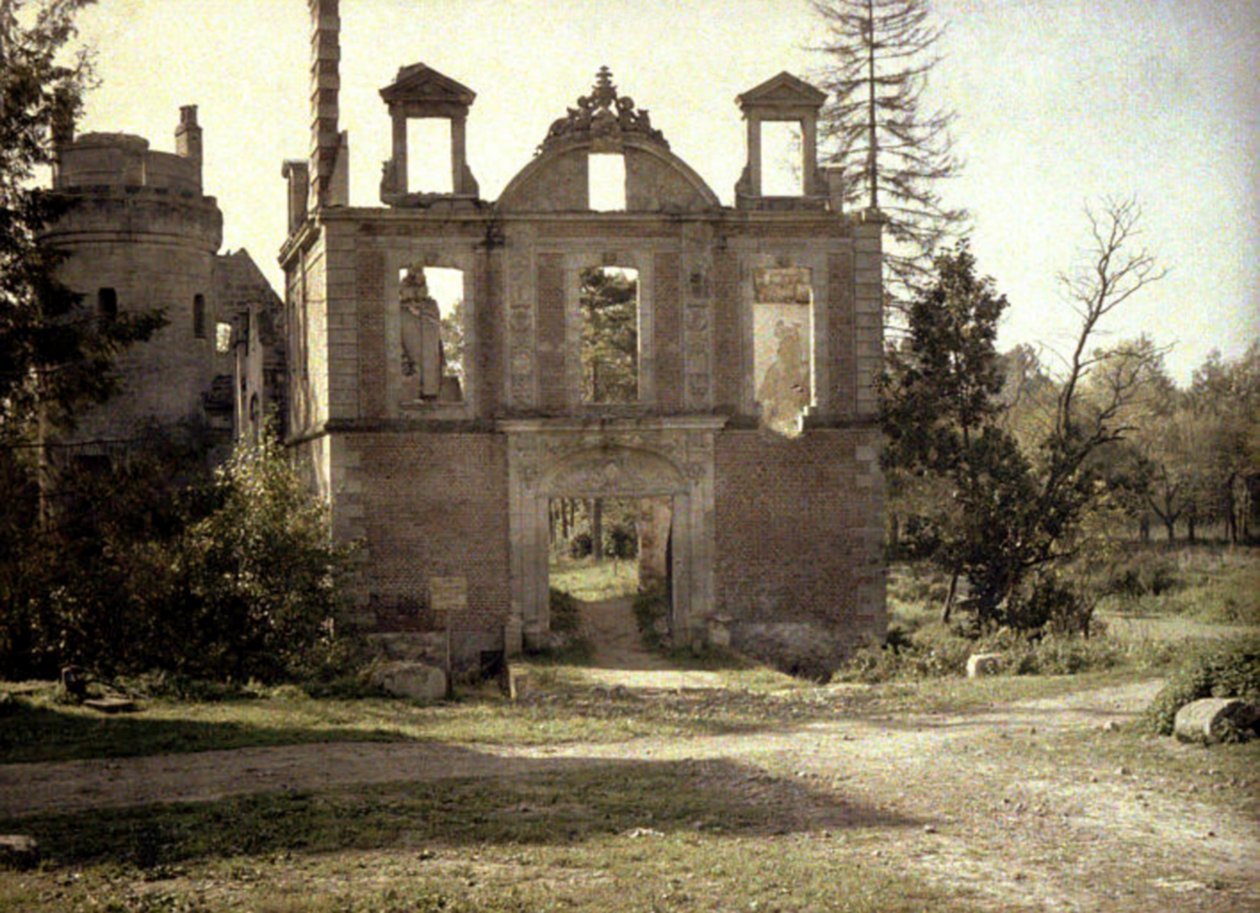 Restanten van het beschadigde kasteel, Dives, Oise, Frankrijk, 1917 door Fernand Cuville