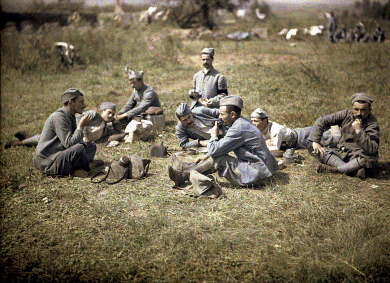 Soldaten rusten na een maaltijd, Aisne, Frankrijk, 1917 door Fernand Cuville