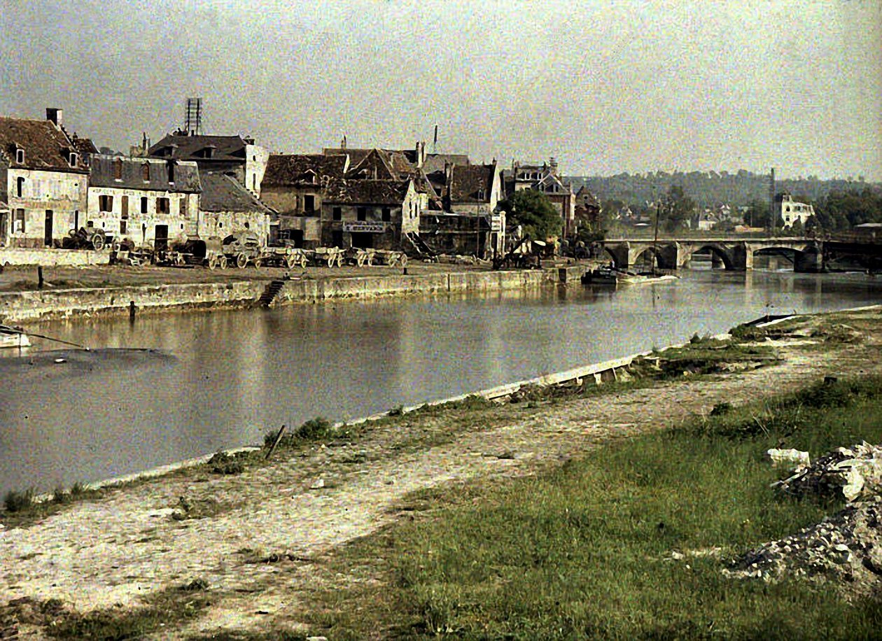 De Rivier Aisne en de Pont des Anglais, Soissons, Frankrijk, 1917 door Fernand Cuville
