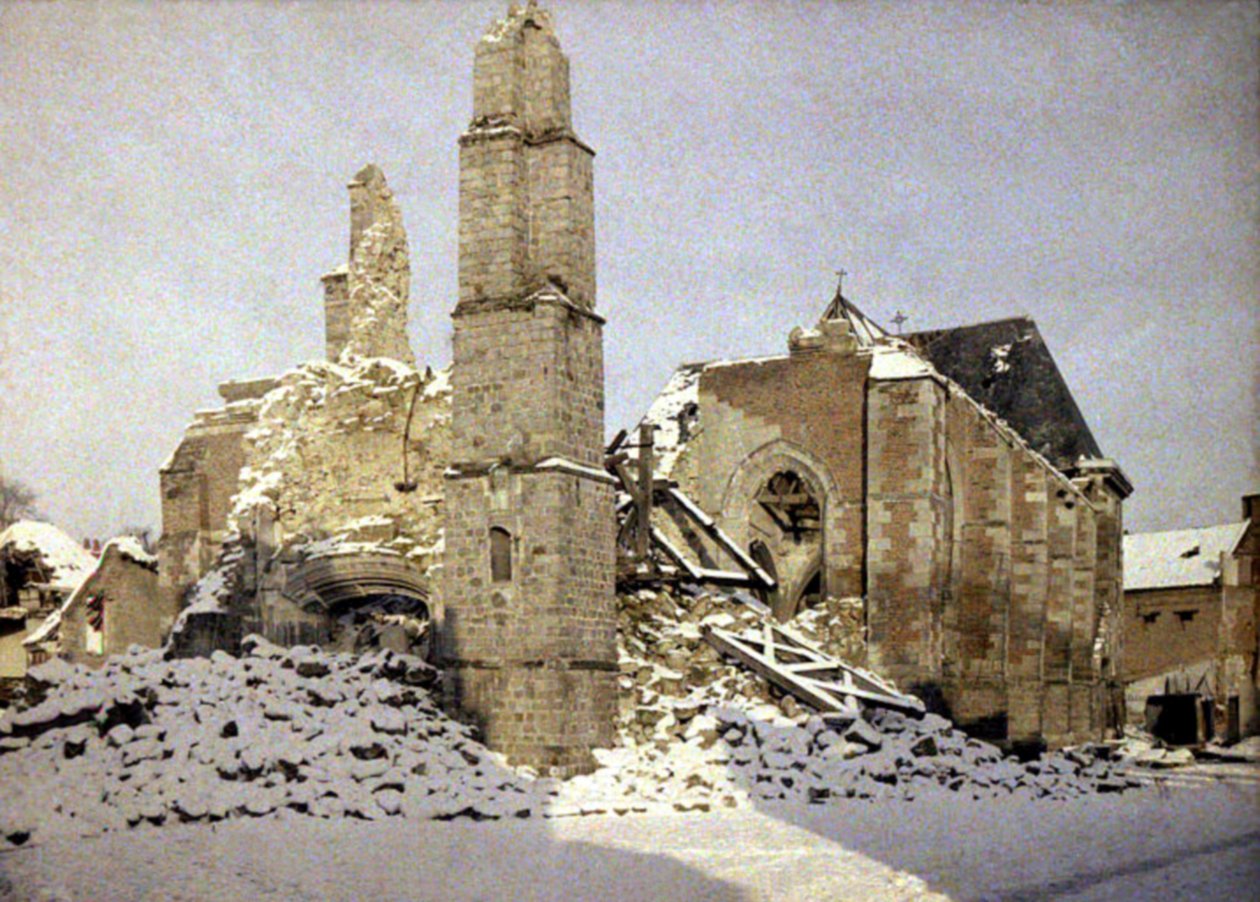 De kerk van Saint-Martin, die werd opgeblazen tijdens de terugtocht van het Duitse leger, Chauny, Aisne, Frankrijk, februari 1917 door Fernand Cuville