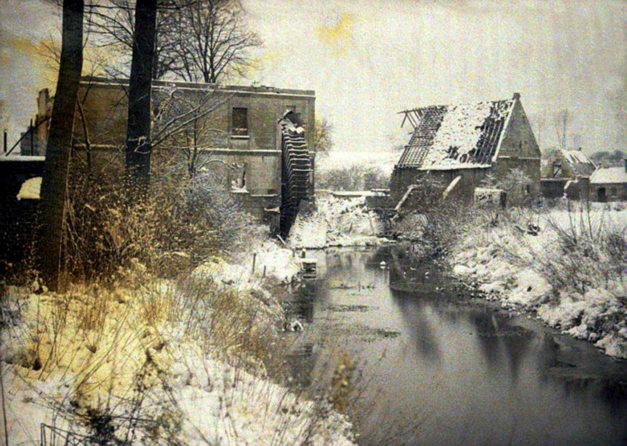 De beschadigde watermolen van het kasteel in de sneeuw, Chaulnes, Somme, Frankrijk, 1917 door Fernand Cuville