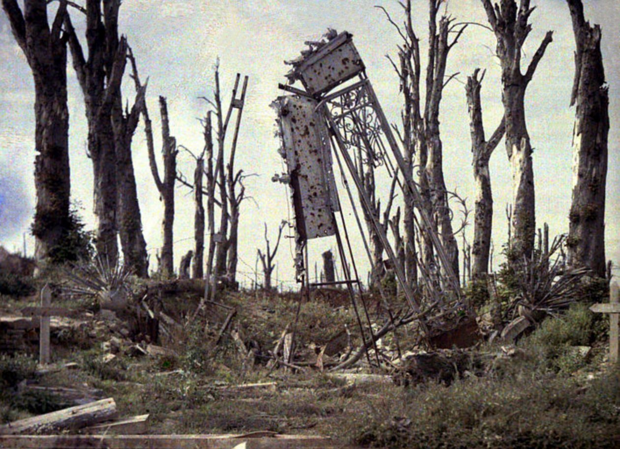 De poort van het kasteel en bomen beschadigd door artillerievuur, Chaulnes, Somme, Frankrijk door Fernand Cuville