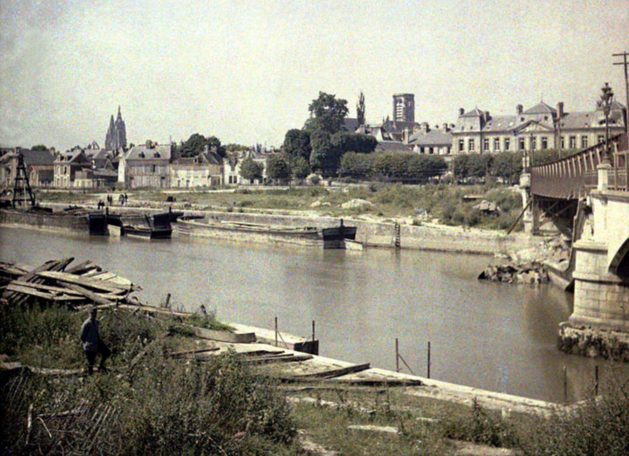 Uitzicht op Soissons met de rivier de Aisne, Frankrijk, 1917 door Fernand Cuville