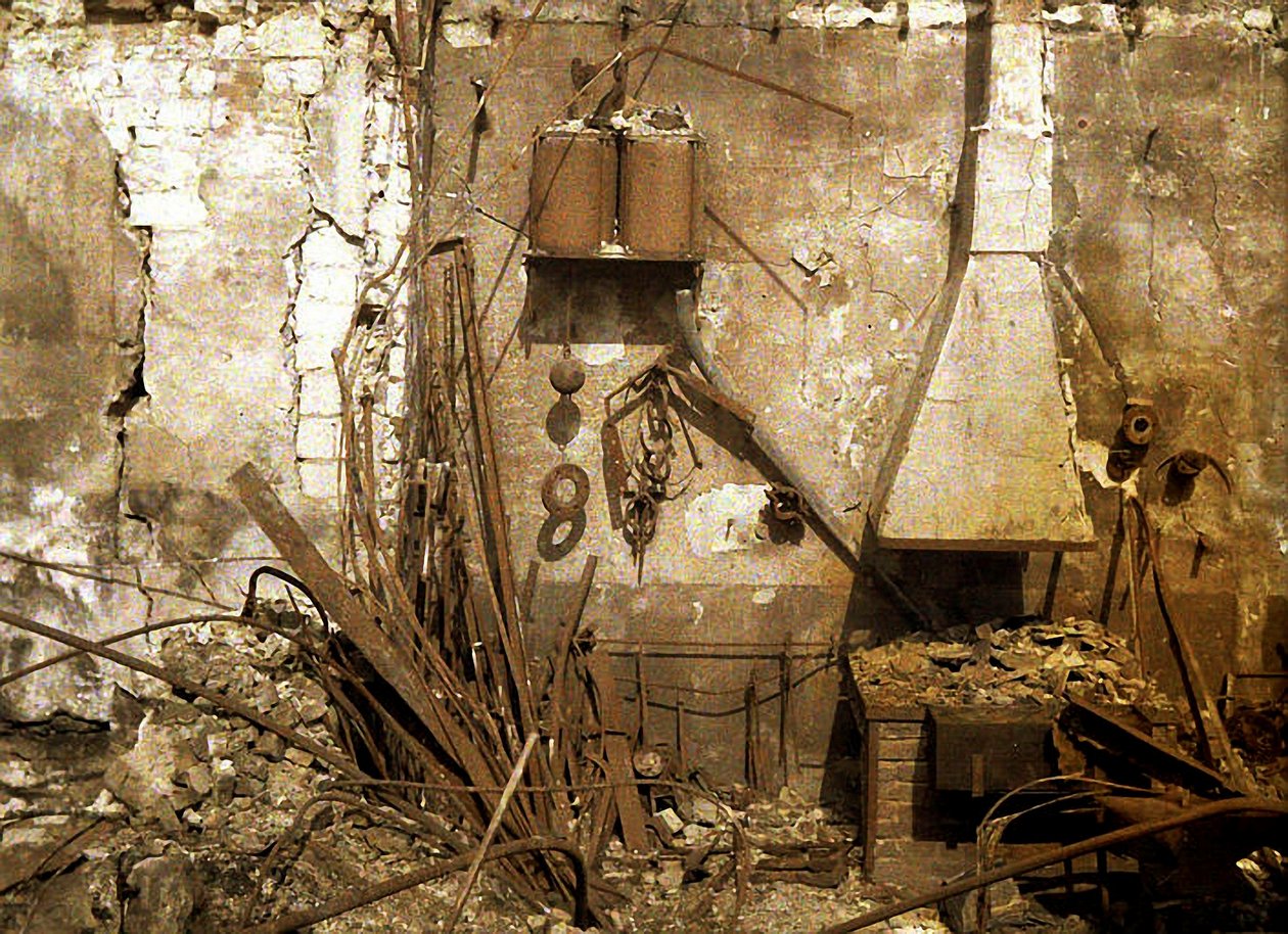 Uitzicht op een door granaten verwoeste smederij, Reims, Frankrijk, 1917 door Fernand Cuville