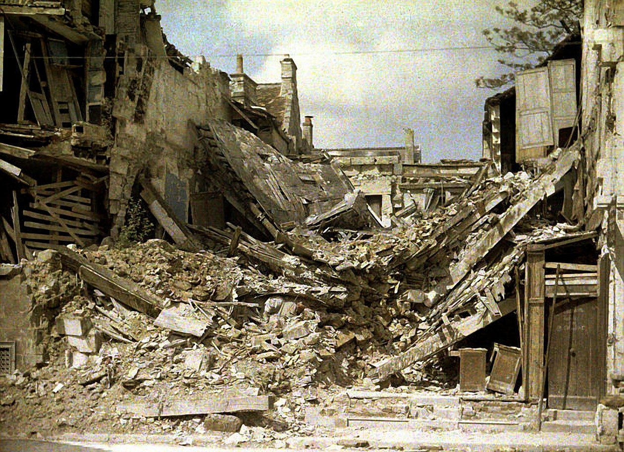 Uitzicht op ruïnes, Soissons, Aisne, Frankrijk, 1917 door Fernand Cuville