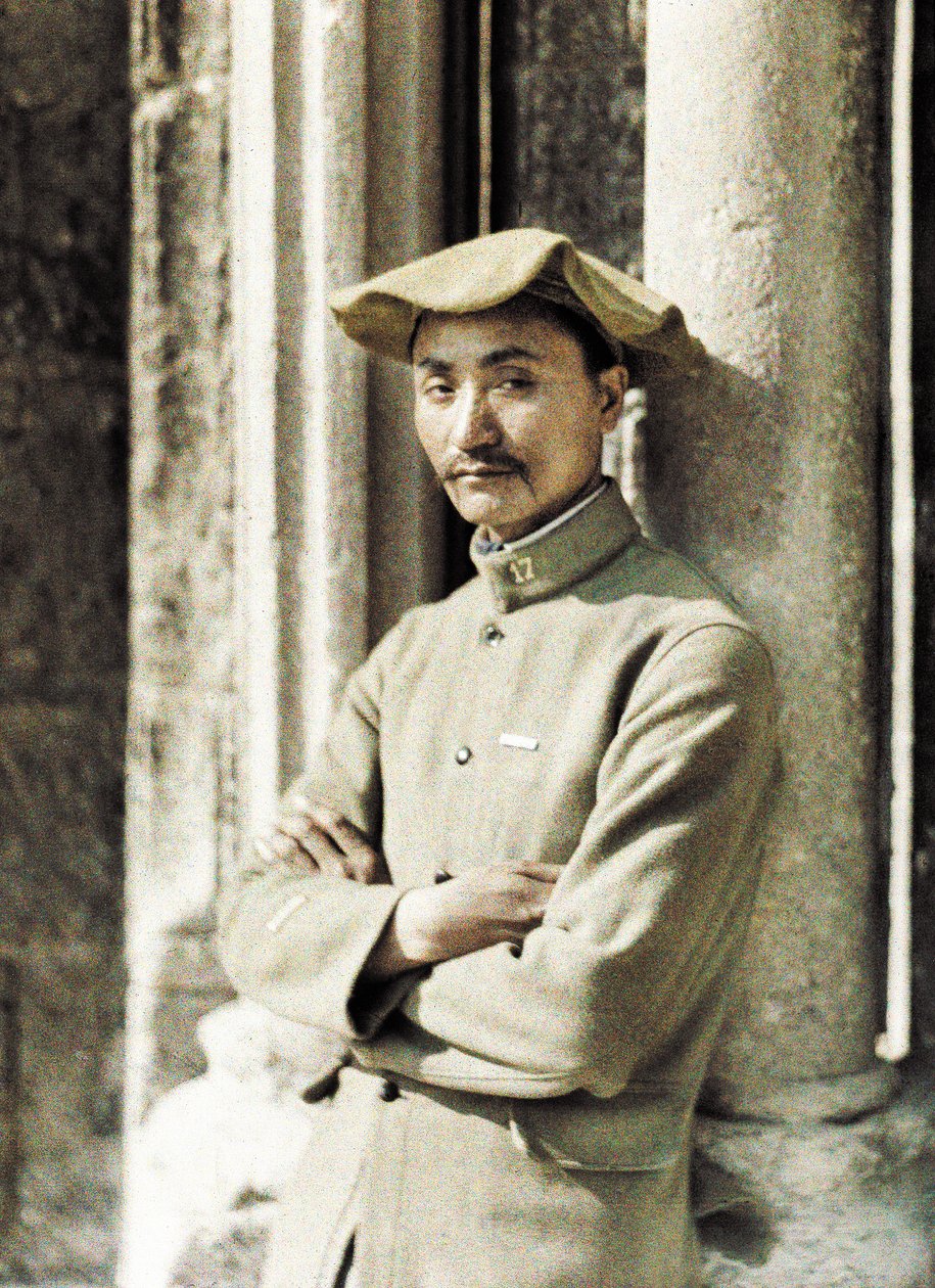 Werker uit Indochina aan het westfront, Soissons, Aisne, Frankrijk, 1917 (autochroom) door Fernand Cuville