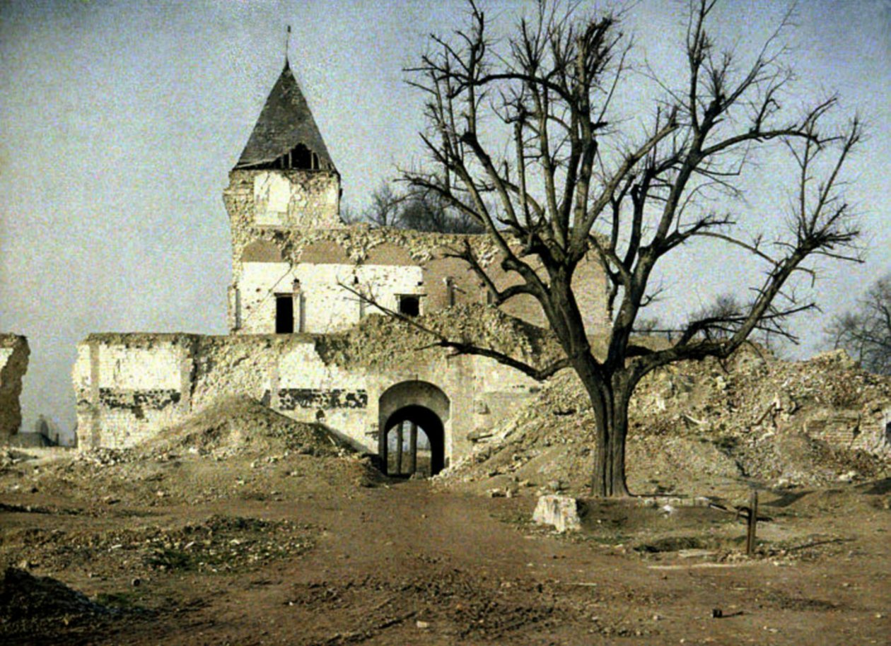 Zwaar beschadigd kasteel, en de boom waar Napoleon III ooit rustte, Ham, Somme, Frankrijk, 1917 door Fernand Cuville
