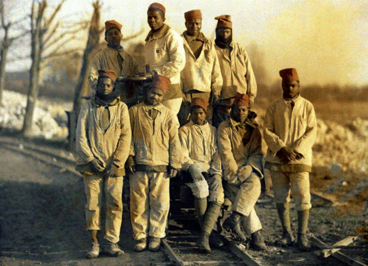 Senegalese arbeiders met een railfiets, Ham, Somme, Frankrijk, 1917 door Fernand Cuville