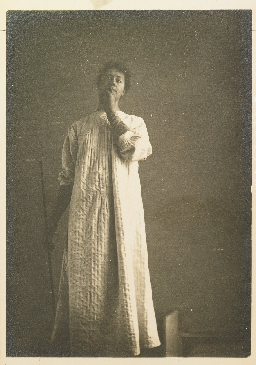Vrouw in overhemd, hand voor de mond door Fernand Khnopff