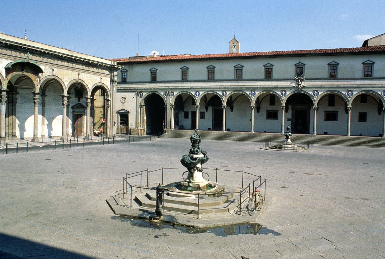 Uitzicht op de loggia van het Ospedale degli Innocenti, gebouwd ca. 1420 door Filippo Brunelleschi