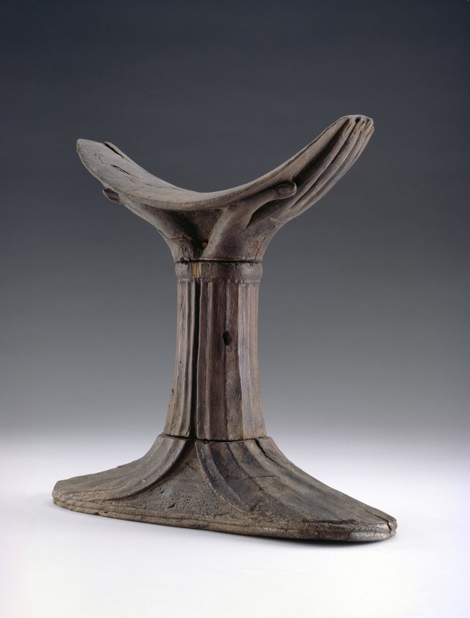 Houten hoofdkussen, het hoofdeinde gesneden in de vorm van een paar gekuipte handen door First Intermediate Period Egyptian