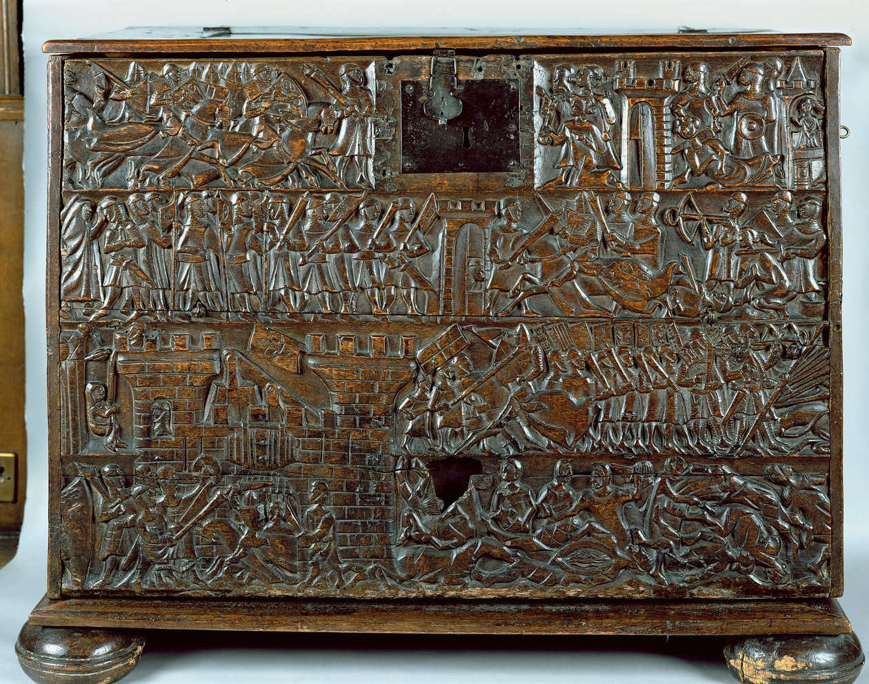 De Kortrijkse Kist met scènes van de Guldensporenslag in Kortrijk in 1302 door Flemish School