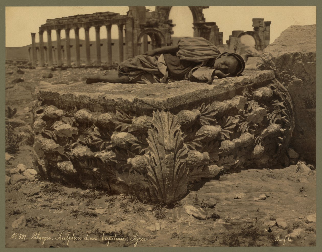 Een uitzicht op de Grote colonnade, Palmyra, ca. 1875 (albumine print) door Félix Bonfils