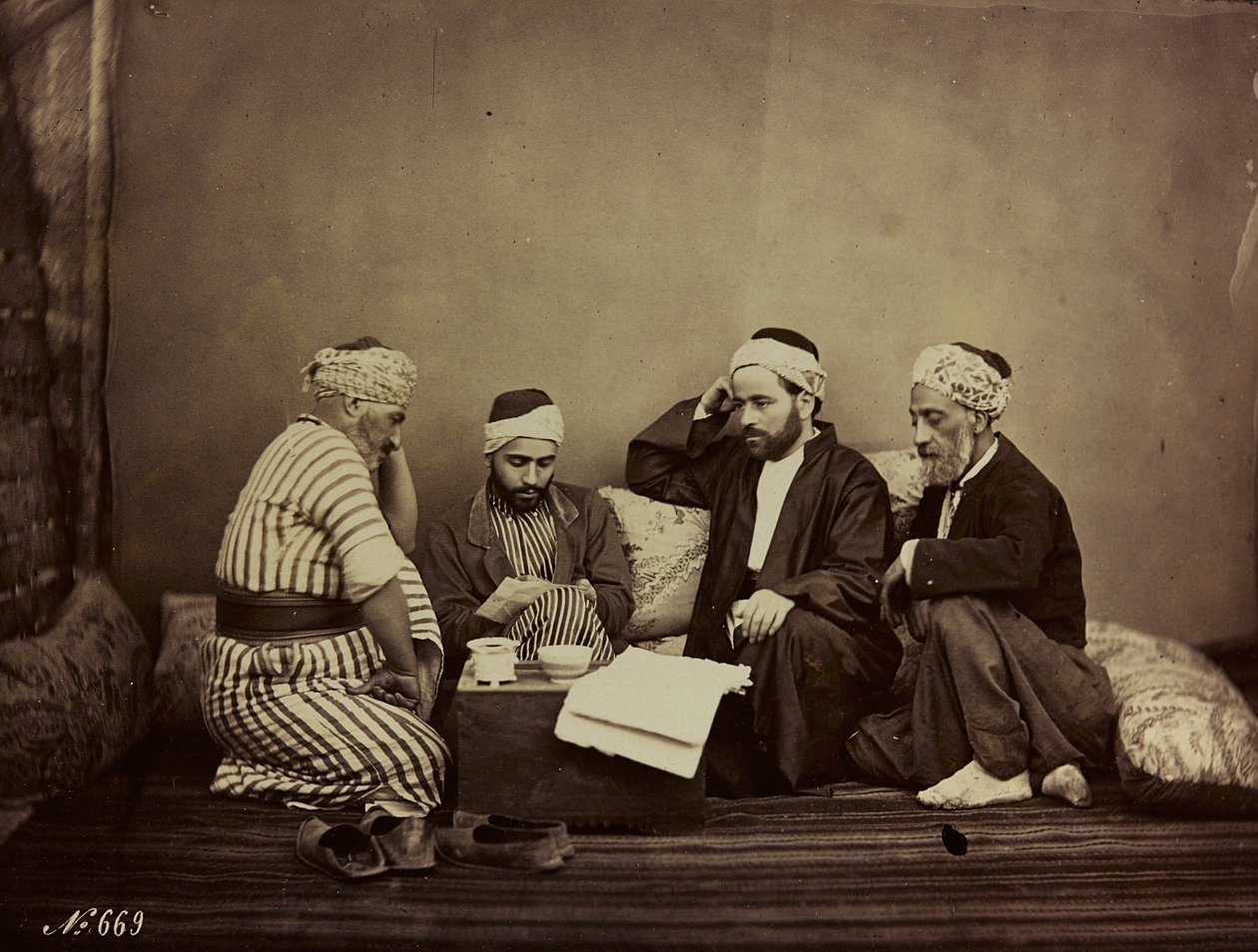 Album Damas et Baalbek: Een groep Syriërs zittend rond een tafel door Félix Bonfils