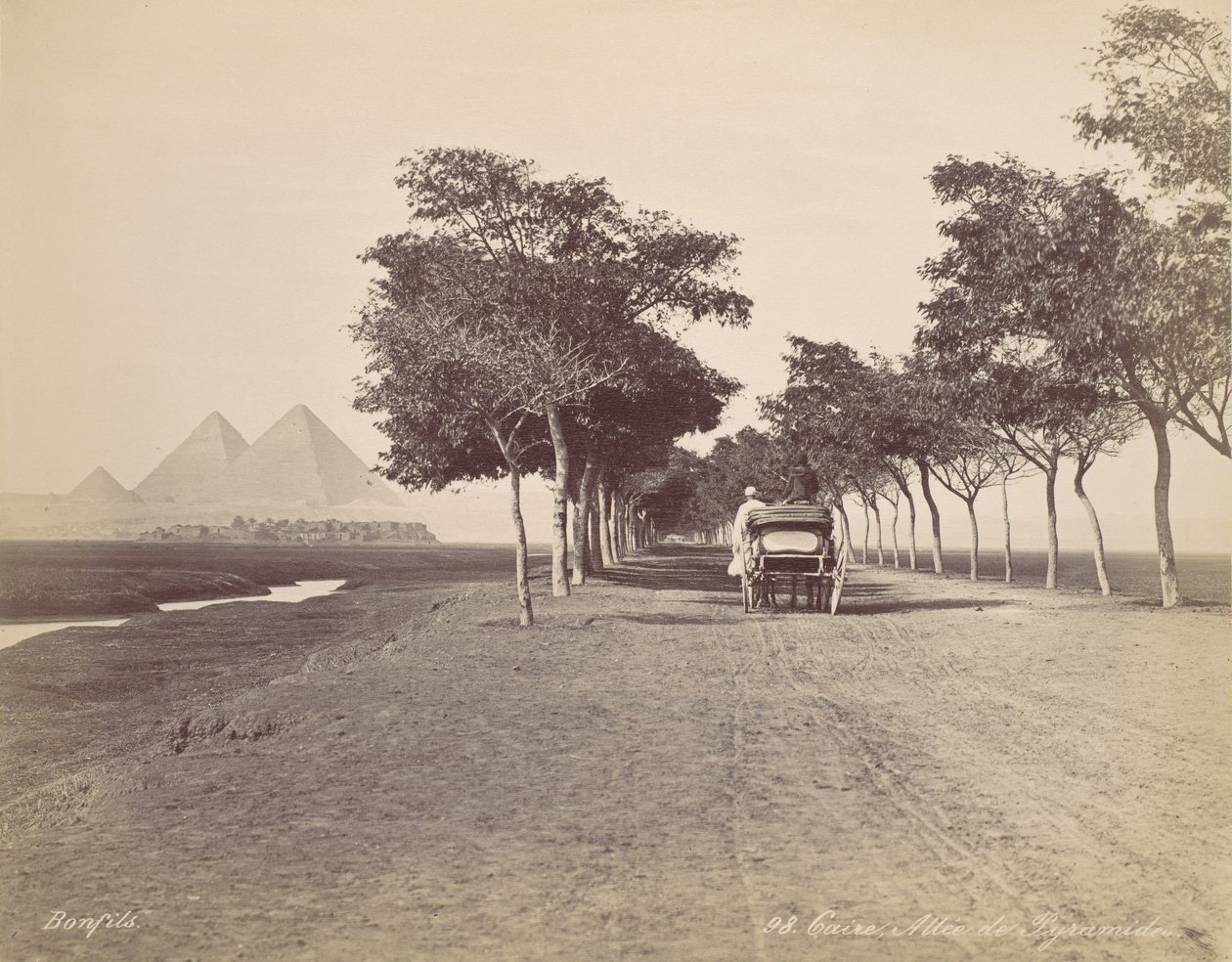 Caire. Allée de Pyramides, ca. 1870 door Félix Bonfils
